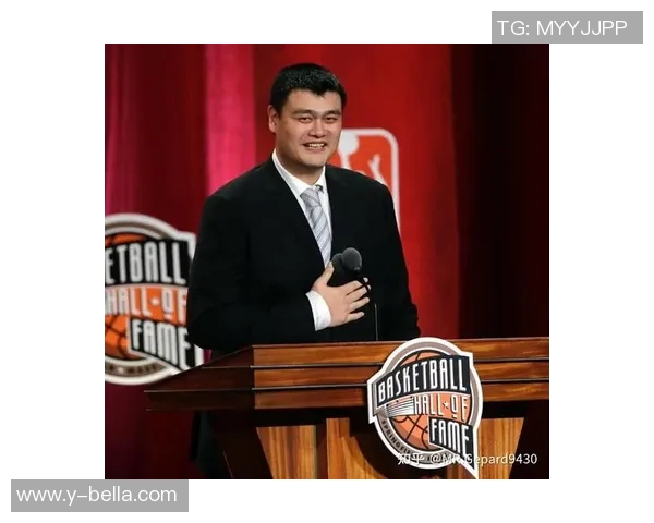 姚明投篮出手瞬间的力量与优雅展现了篮球的艺术与激情