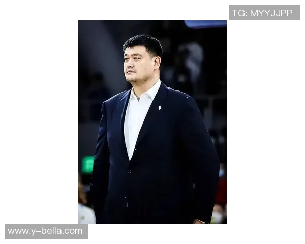 姚明化身铠甲勇士展现篮球场上的无敌风采与坚定信念