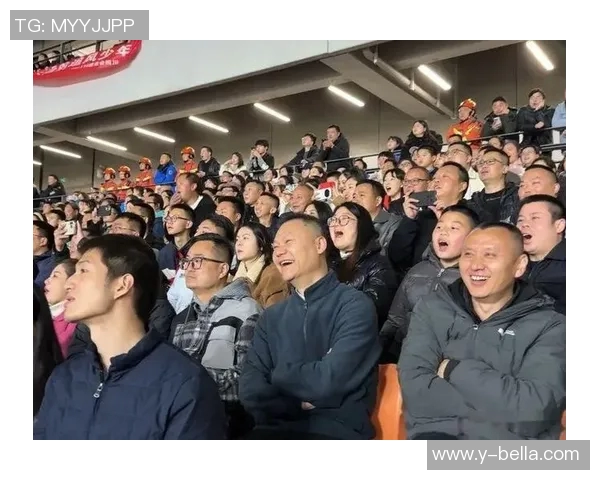 足球明星与热情粉丝亲密互动现场击掌瞬间引发热烈欢呼